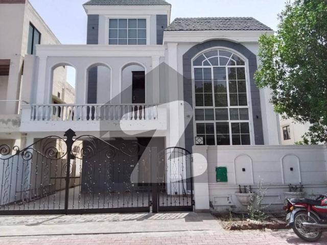 I rent out 10 marla brand new house in bahria orchard, lahore