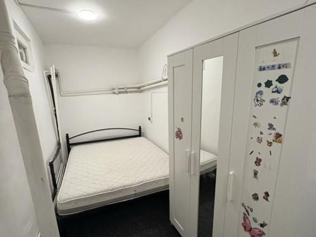 I rent my own private room but shared kitchen bathroom Iasi tg cucu