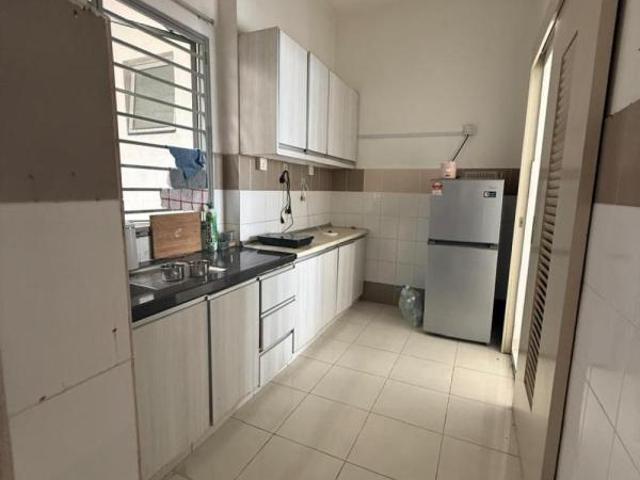 I residence kota damansara mrt and bus stop near single unit female available