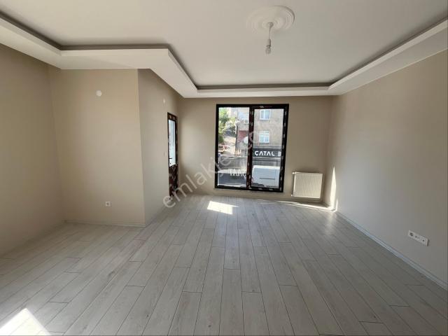 İstanbul Ataşehir Örnek Mahlesi Cadde Üzeri 2+1 Arakat 90 M2 Satılık