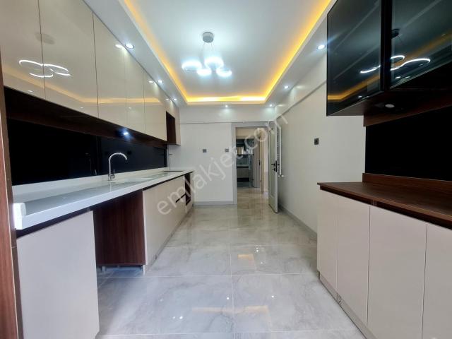 İstasyon Mh. Merkezi Konumda Giyinme Odalı Full Lüx Yapılı 3+1 Daire