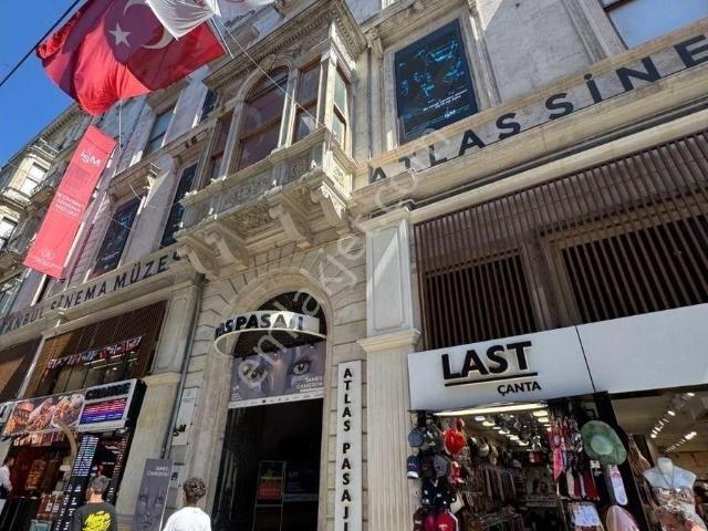 İstiklal Caddesi Atlas Pasajında 15 M2 Satılık Dukkan