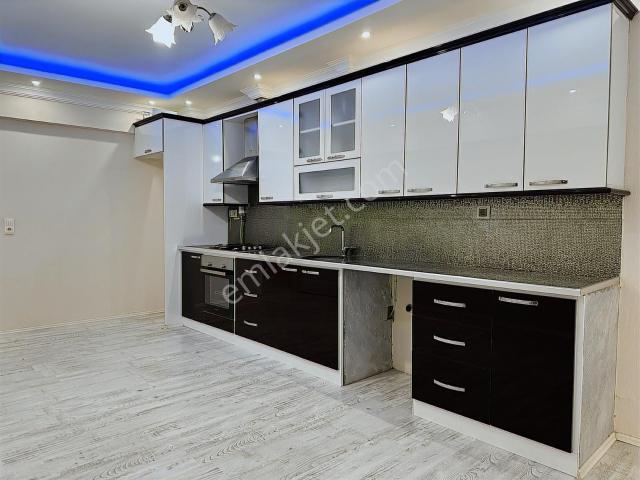 İstiklal Mahallesinde 3+1 Kiralık Ara Kat Cam Balkon Daire