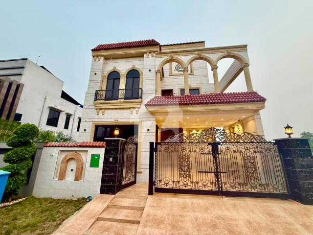 I sell 8 marla brand new house in bahria orchard lahore. Prime location all facilities are nearby on walking distance