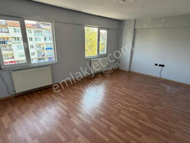 İsmail Şirinden Eşref Dinçer Mah Dereboyunda Cadde Üzeri Daire