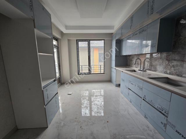 İsmail Kaya Caddesi Yakını Ayrı Girişli 9+2 Müstakil Ev
