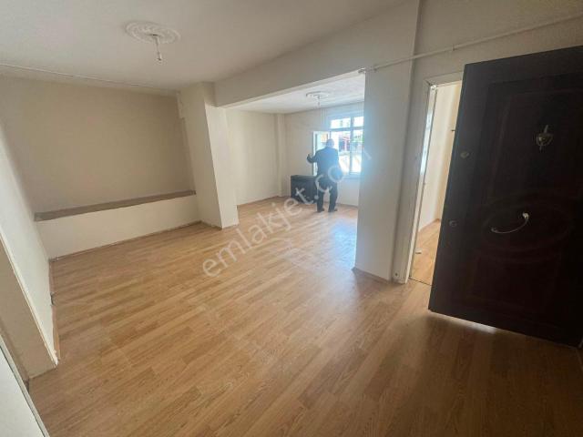 İsmetpaşa Mah 2+1 95 M2 3. Kat Doğalgaz Sobalı Yabancıya Da Uygun Tramvaya Yakın Temiz Kiralık Daire