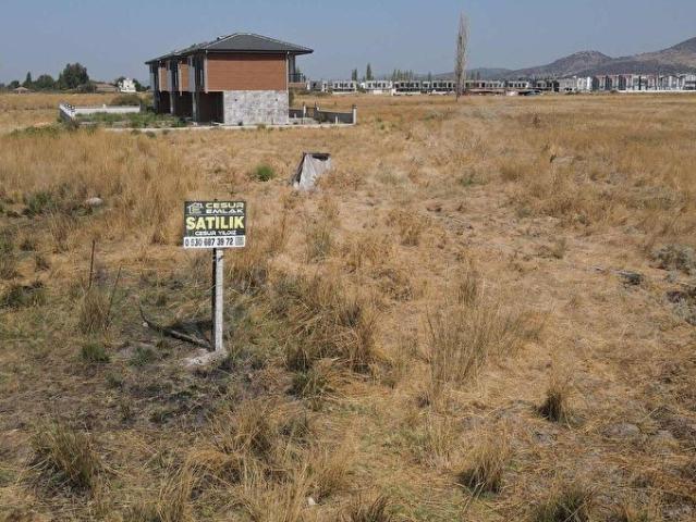 İZMİR DİKİLİ SALİHLERALTI'NDA 300M2 MÜSTAKİL ARSA
