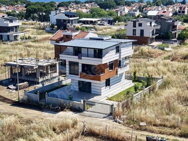 İZMİR DİKİLİ SALİHLERALTINDA 5+1 TAM MÜSTAKİL LÜKS VİLLA