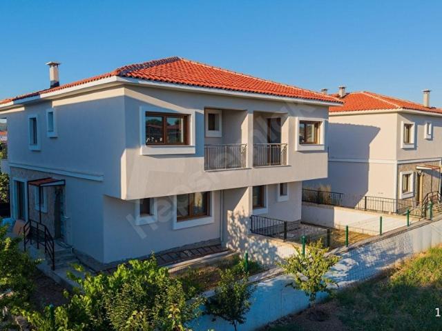 İZMİR FOÇA BAĞARASINDA MÜSTAKİL GENİŞ BAHÇELİ SATILIK 4+1 VİLLA