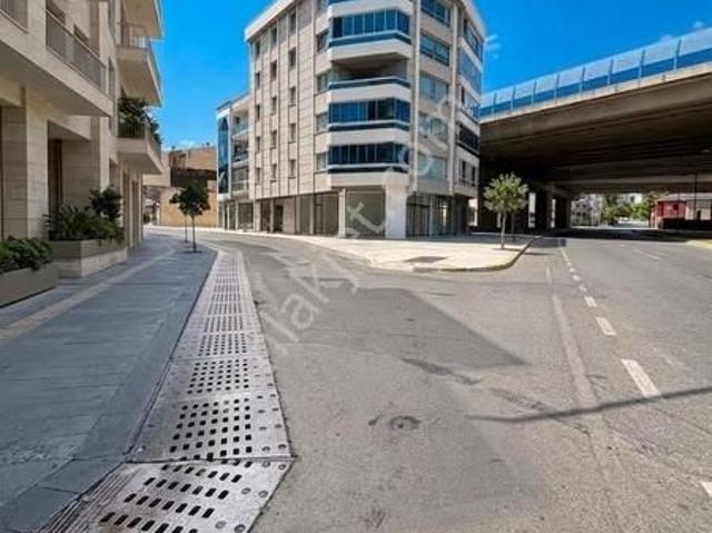 İzmir Balçova Mithatpaşa Caddesinde Prestijli Kiralık İş Yeri