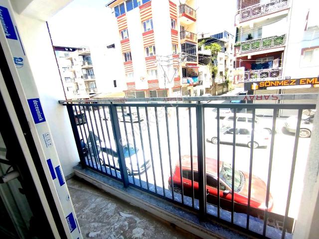 İzmir Buca Yeşilbağlar Mah 2+1 Sıfır Daire Ara Kat Cadde Üzeri