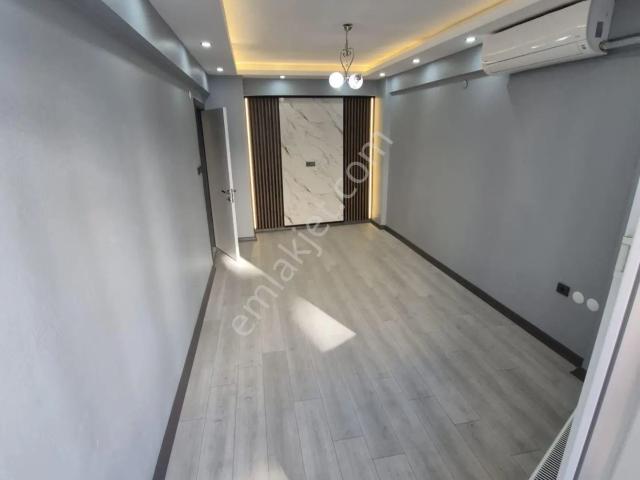 İzmir Buca Hürriyet Mahallesi Menderes Caddesinde/2.kat Fulyapılı,izbana,halkbankasıba 5dk,arakat