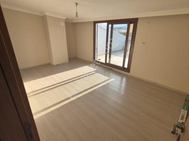 İzmir Buca Laleli'de Menderes Caddesinde/225m2 Teraslı 4+1 Çiftbanyo.asansörlü/5yıllık/lüx Kiralık