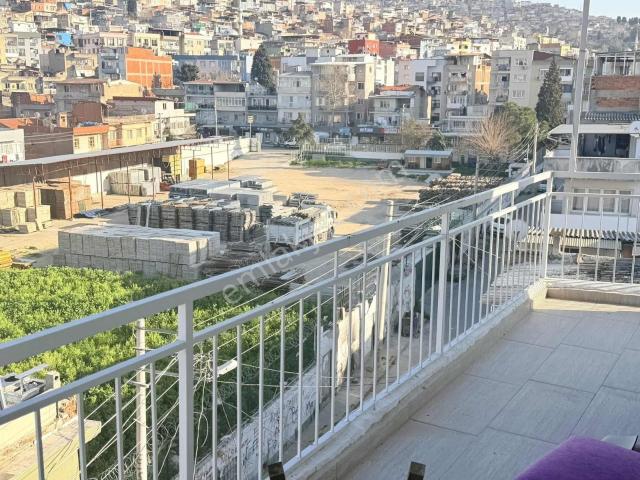 İzmir Güney Mahallesi 1+1 Teraslı Bakımlı Cadde Yakını Daire