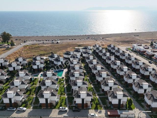 İzmir Dikili Salihler Deniz Manzaralı Havuzlu Satılık 4+1 Villa