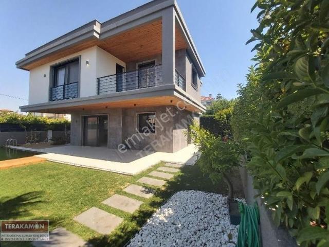 İzmir Çeşme Alaçatı Havuzlu 4+2 Tripleks Lüks Müstakil Villa