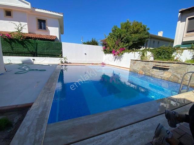 İzmir Çeşme Ilıca Denize Yakın Müstakil Havuzlu 4+1 Kiralıkvilla