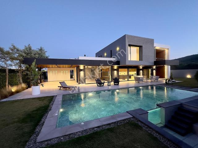 İzmir Çeşme'de Ilıca Plajı'na Yakın Havuzlu Yeni Villa