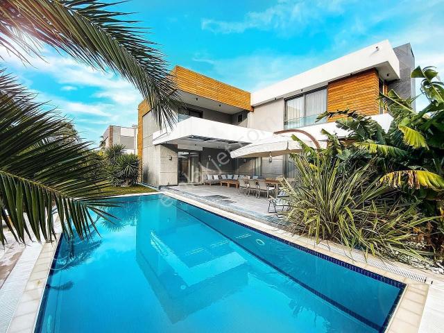 İzmir Çeşme'de Ilıca Plajı'na Yakın Müstakil Havuzlu Villa