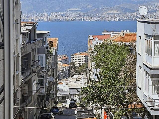 İzmir Konak Altıntaş'ta İnönü Cad. Dibinde Yapılı Dgazlı Ara Kat