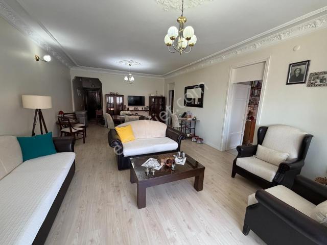 İzmir Konak Küçükyalı Mithatpaşa Mahallesinde 3+1 Satılık Daire