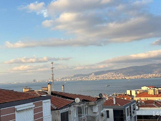 İzmir Hatay Pazar yerinde Deniz Manzaralı Doğalgazlı içi ful yapılı satılık daire