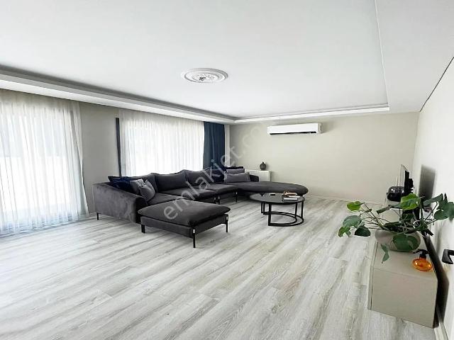 İzmir Çiğli'de Full Manzaralı 140m² Teraslı Lüks 3+1 Daire