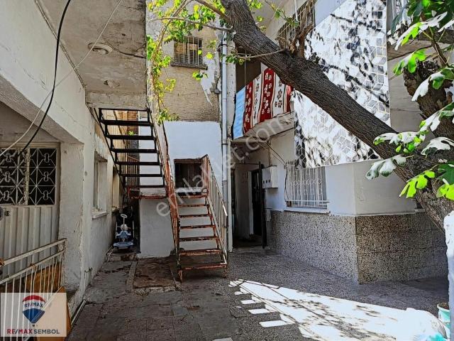 İzmir Çimentepede 695 M² Arsa Tapulu Komple Satılık Binalar