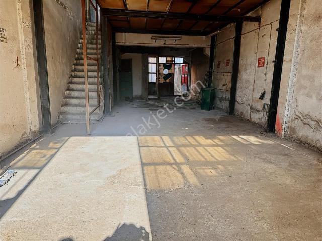 İzmir Menderes Kısıkköy Mobilyacılar Sitesinde Kiralık Dükkan