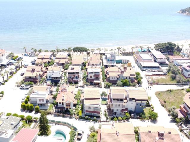 İzmir Menderes Özdere Paşa Plajı'nda 4 Ailenin Kalabileceği Lüks Villa