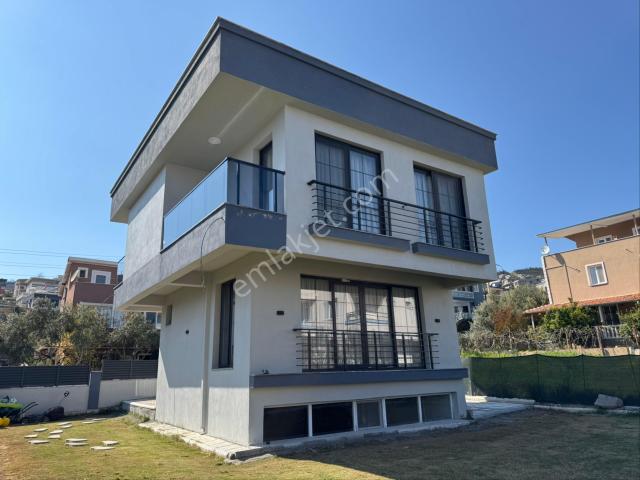 İzmir Seferihisar Doğanbey De Satılık Bahçeli 4+1 Yazlık Villa
