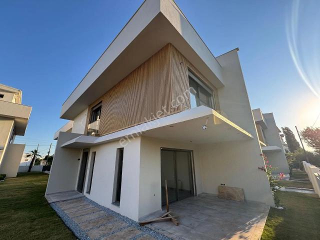 İzmir Seferihisar Ürkmez Merkez De Satılık Havuzlu Site İçerisinde 3+1 Villa