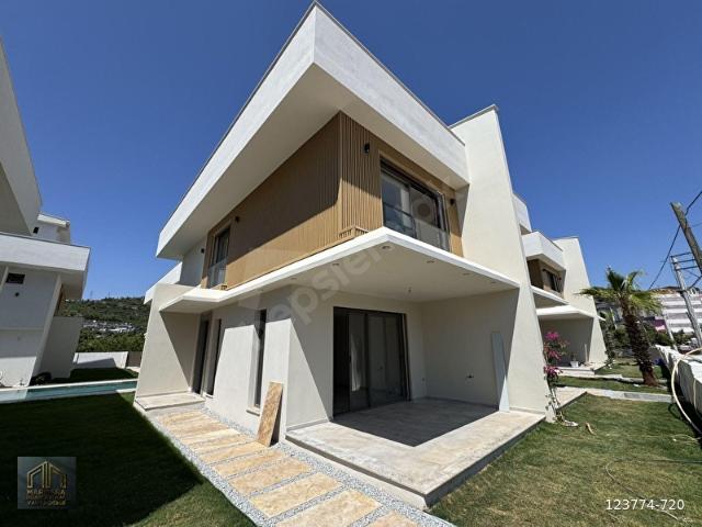 İzmir Seferihisar Ürkmezde Satılık Havuzlu 3+1 Yazlık Villa