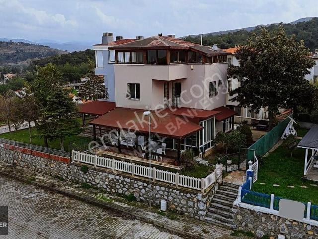 İzmir Urla'da Deniz Ve Orman Manzaralı Site İçinde Satılık Villa