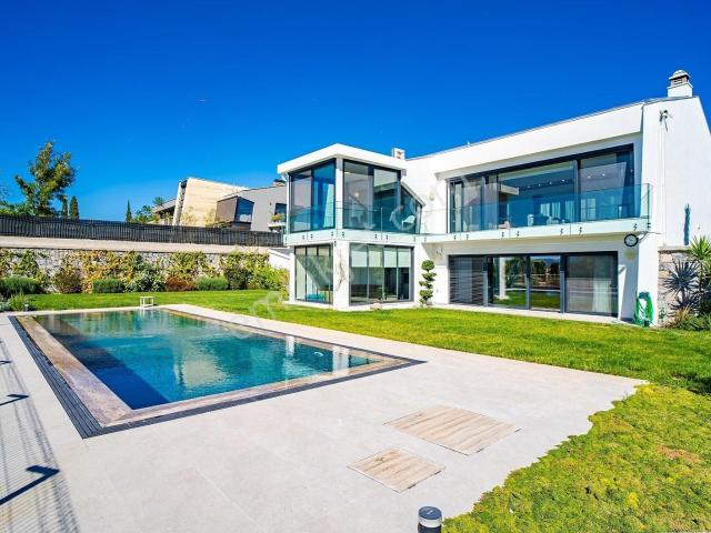 İzmir Urla'da Site İçinde Deniz Manzaralı Havuzlu Müstakil Villa