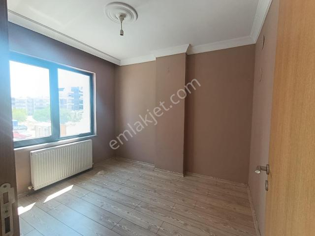 İzmir Yolu Üzerinde Adliye Bölgesi'nde 1+1 Kiralık Daire