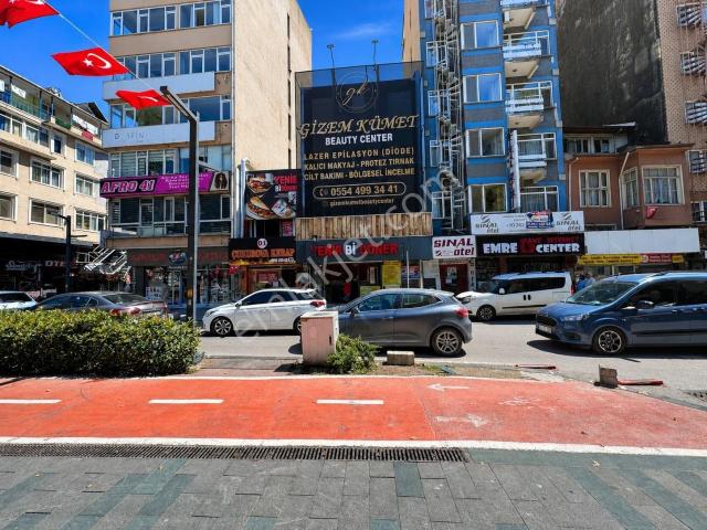 İzmit Merkez Cumhuriyet Caddesinde Kiralık 3 Katlı İş Yeri