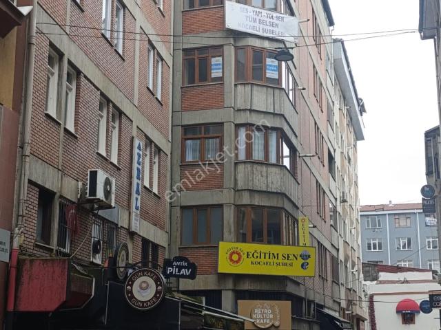 İzmit Merkezde Kiralık Asansörlü 5+1 İşyeri
