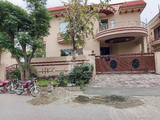 I 8/4 House Sized 12 Marla For Rent