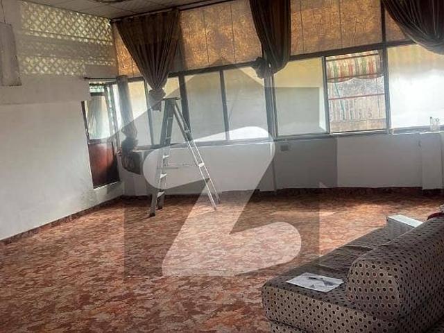 I 8/4 top floor for rent