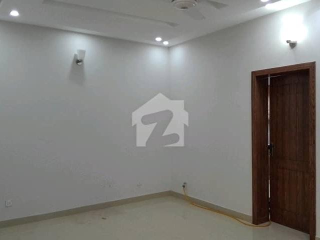 I 8/4 Upper Portion Sized 12 Marla For rent