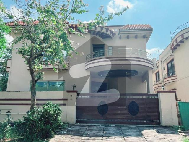 I 8/4. 40x80 Triple Storey House Available For Rent Ideal Location For School Purpose Near Park Ideal Location Big Garden Near Markaz I 8