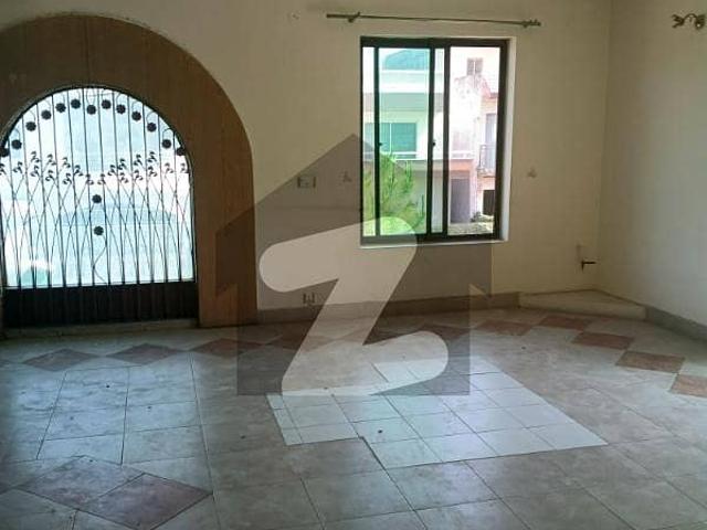 I 8/2 near to shifa hospital 1 kanal separate gate upper portion 3 bed 4 bath 200k final