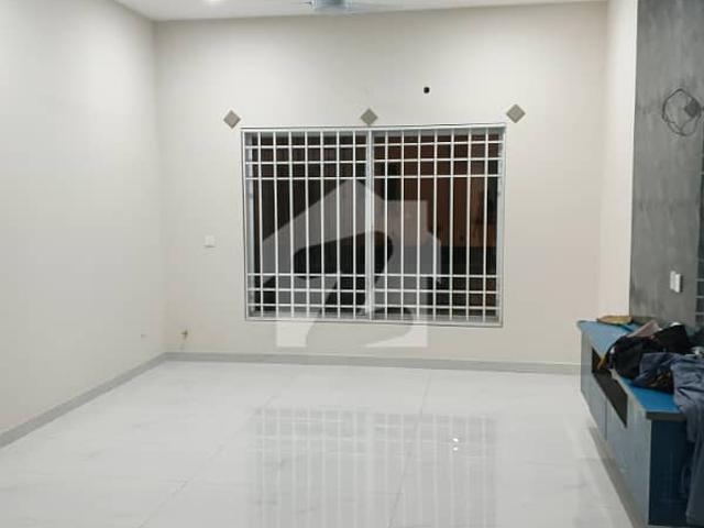 I 8/2 brand new 1st entry floor 5 bed with attach washrooms 2 kitchen totally independent portion 380k final