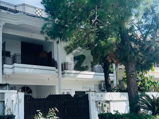 I 8/2 Upper Portion Available For Rent Ideal Location