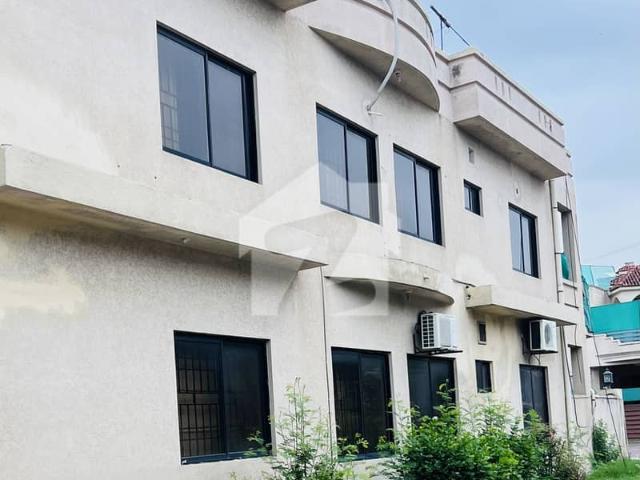 I 8/2 12 Marla Upper Portion Separate Gate Ideal Location For More Options Available