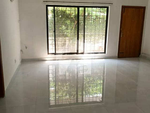 I 8/3 near to kachnar park independent 1 kanal triple storey house 5 bedrooms servent green lawn 4 car parking 325k