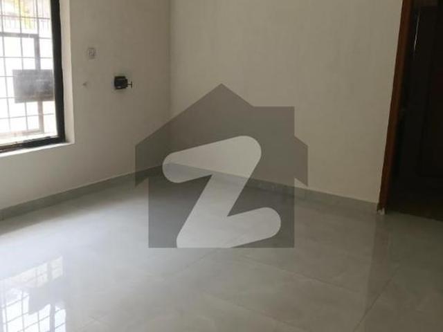 I 8/3 near to kachnar park independent 1 kanal triple storey house 5 bedrooms servent green lawn 4 car parking 325k i 8/3
