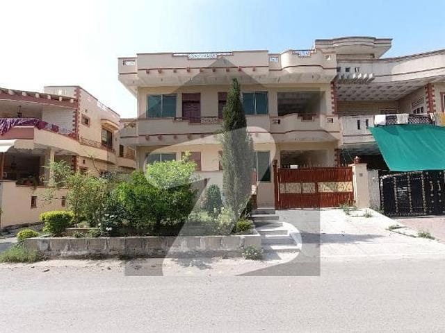 I 8/3 Beautiful Corner House Available For Sale Front Open